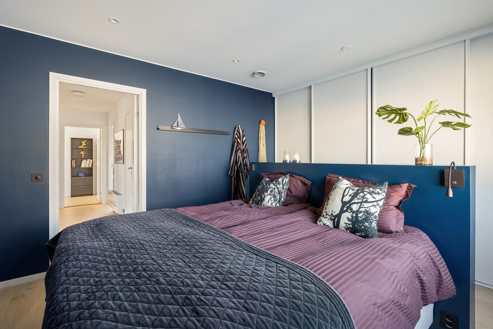 Hovedsoverommet er romslig og har god plass til dobbeltseng og praktisk skyvedørsgarderobe. Galleribilde