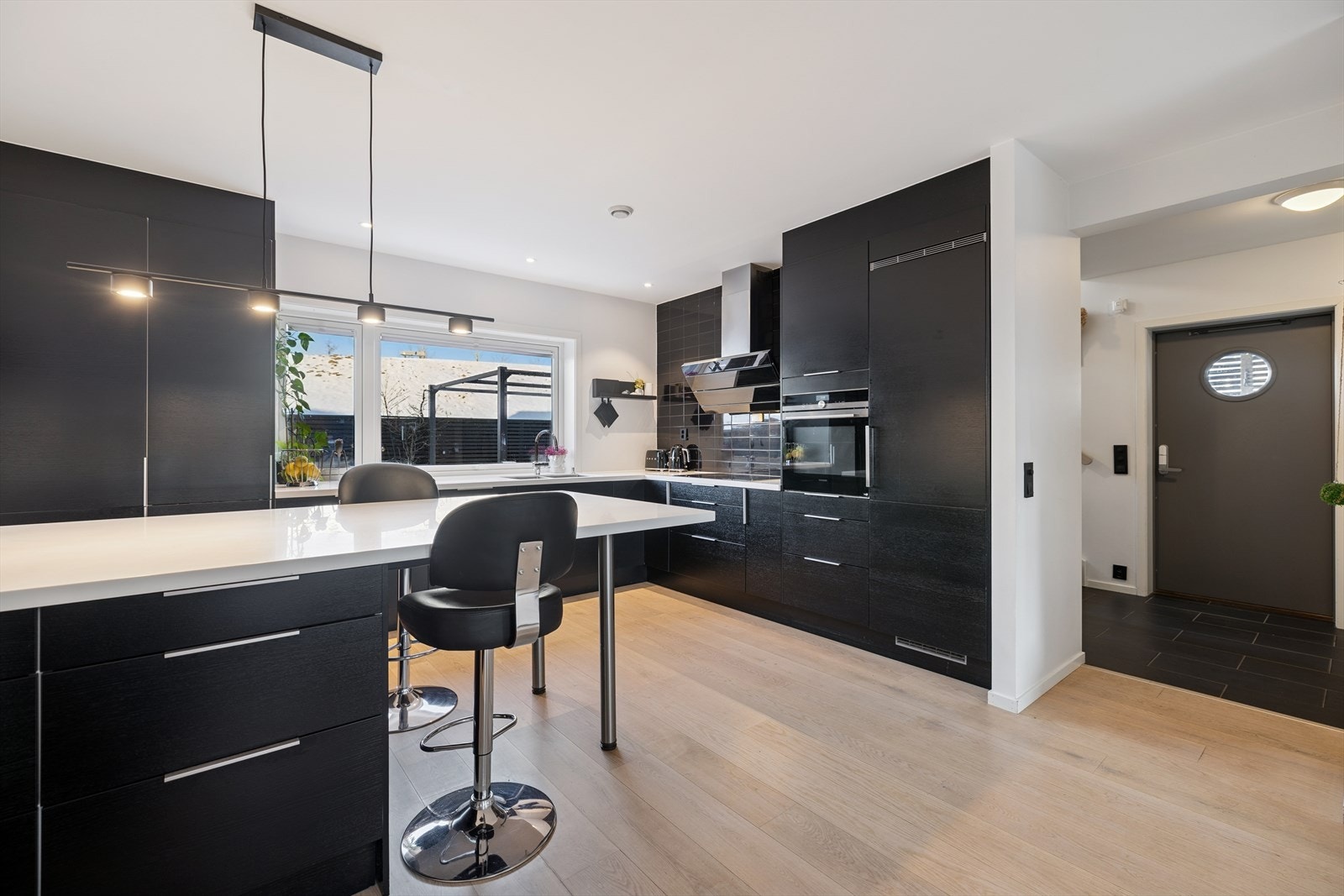 Boligen er betydelig påkostet både som tilvalg i byggeprosessen samt i ettertid. Galleribilde