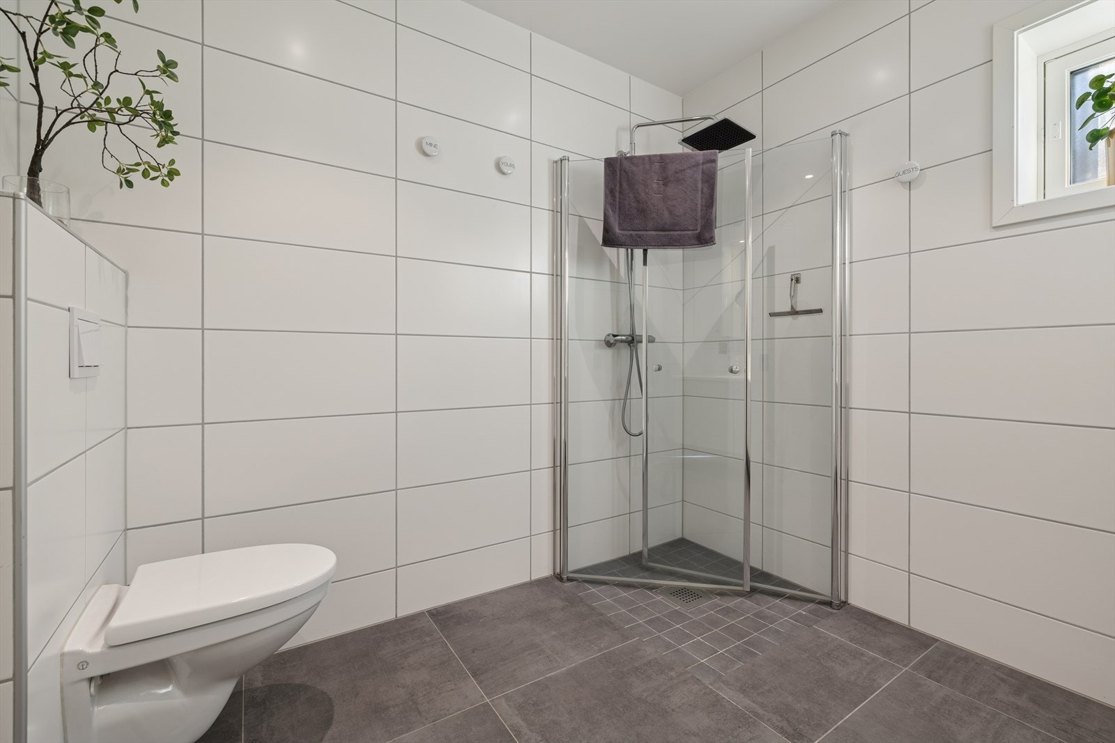 Badet er utstyrt med toalett, dusjhjørne og baderomsinnredning. Galleribilde