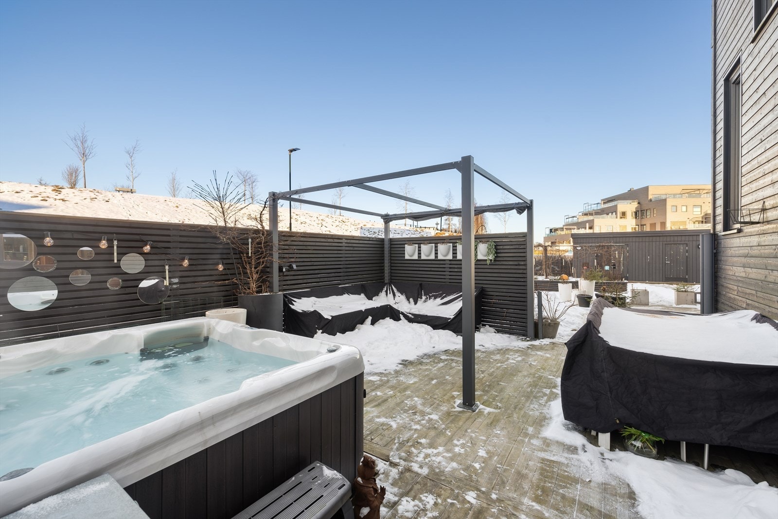 Uteplassen er tilrettelagt for helårsbruk, med god plass til utemøbler og jacuzzi. Galleribilde