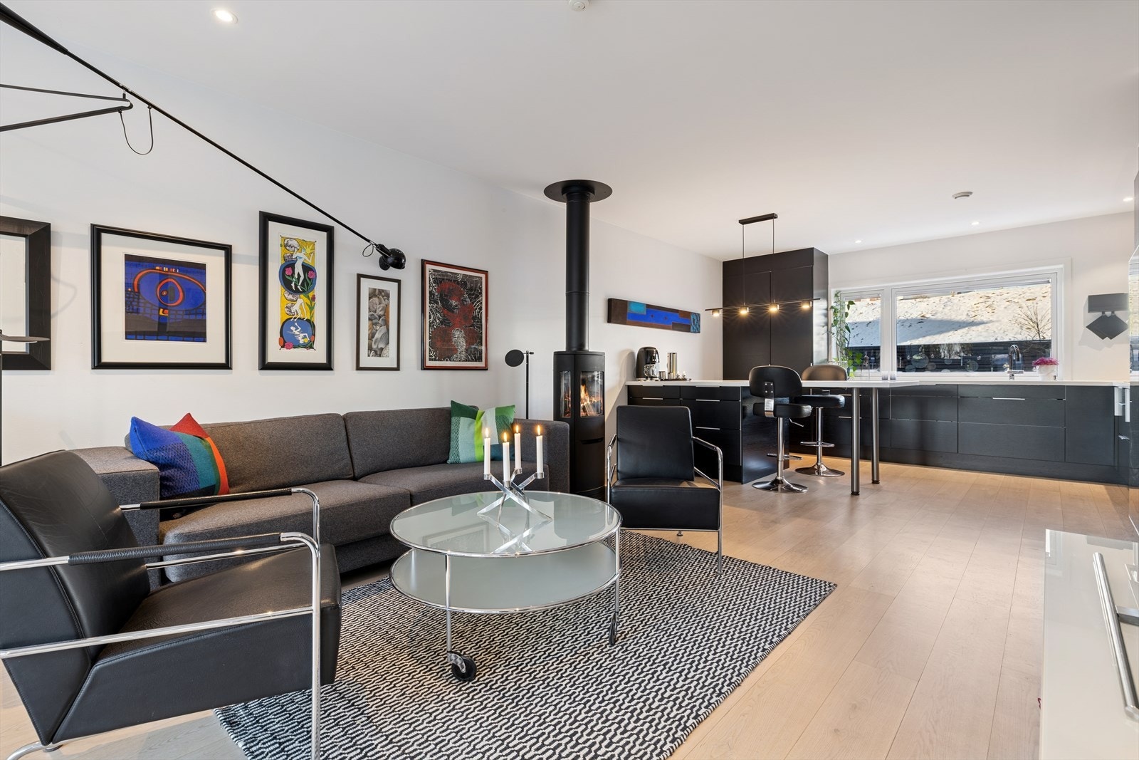 Stuen og kjøkkenet utgjør et stort allrom med parkett på gulvet og vannbåren gulvvarme. Galleribilde