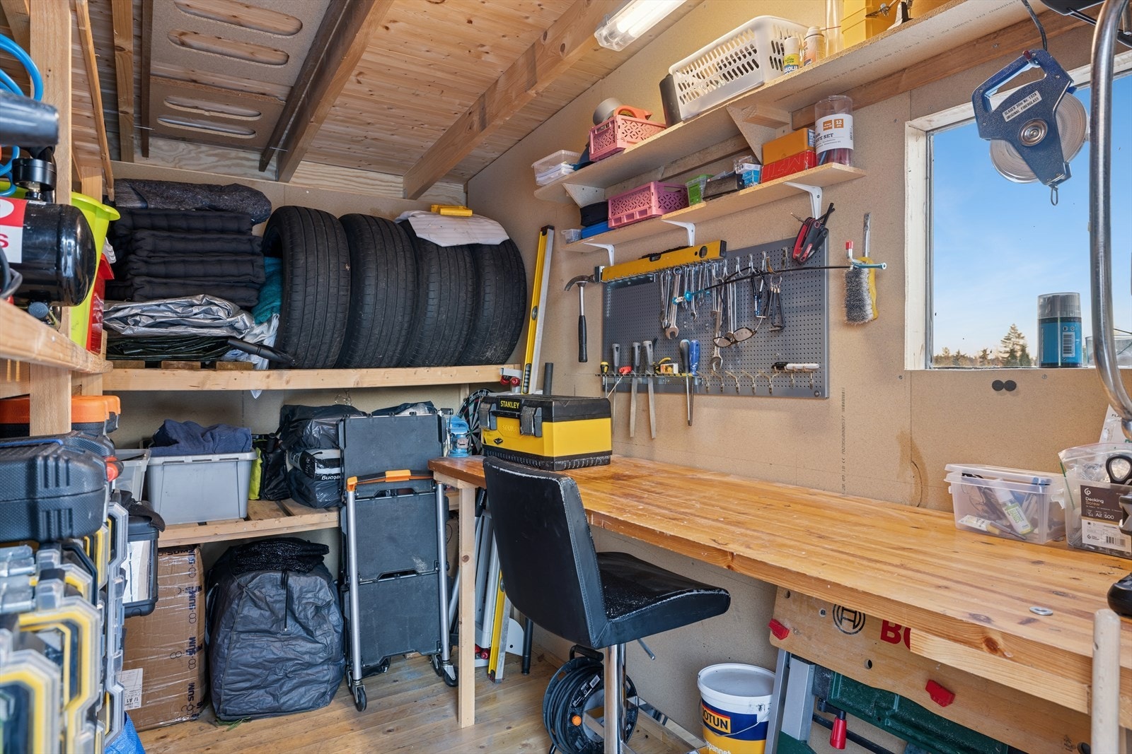 Den største boden på 17 m² er innredet med arbeidsbenk og hyller. Galleribilde