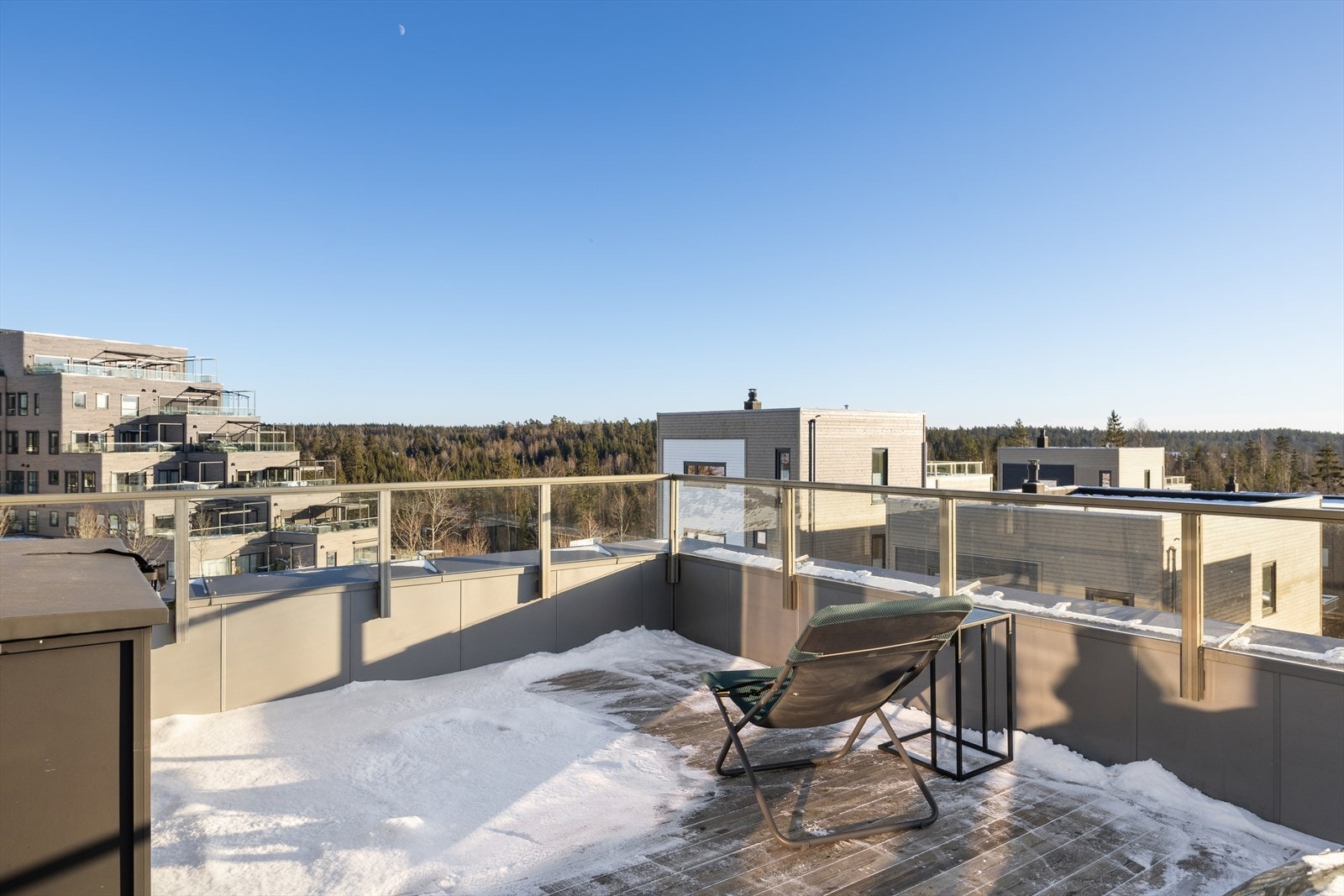 Sørvendt og solrik takterrasse på 28 m², med flott utsikt over nærområdet. Galleribilde