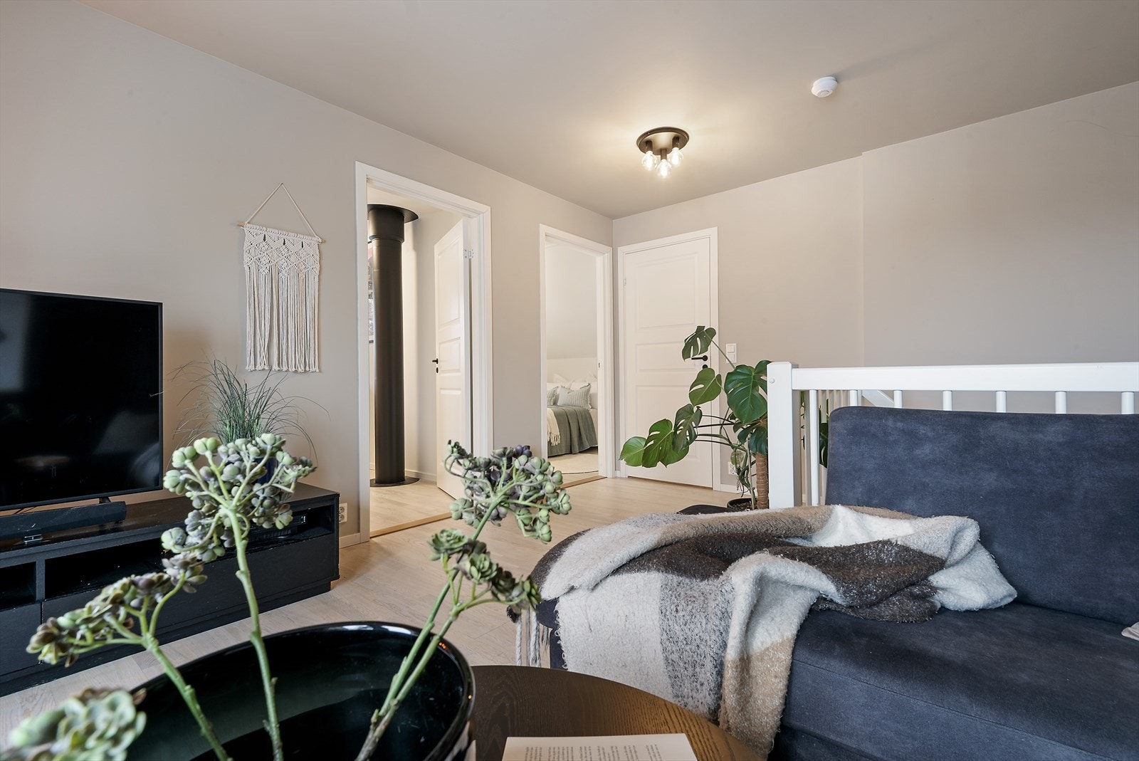 Romslig stue med adkomst til soverom. Galleribilde