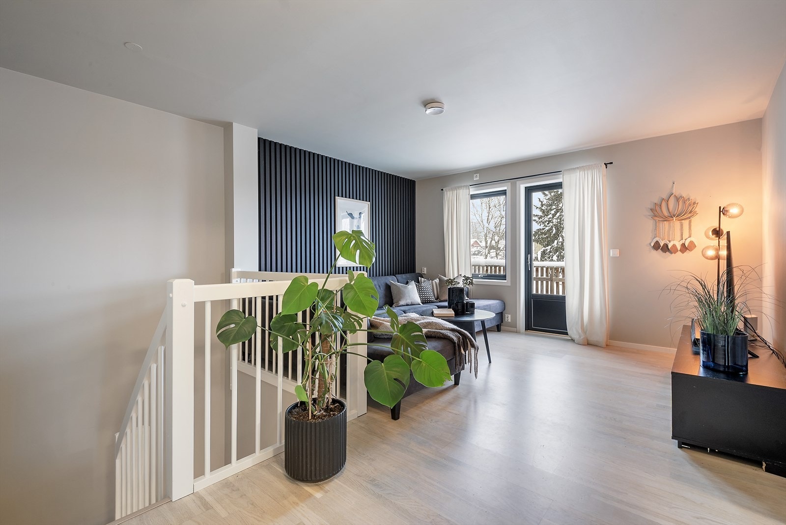 Utgang til egen balkong i 2. etasje. Galleribilde