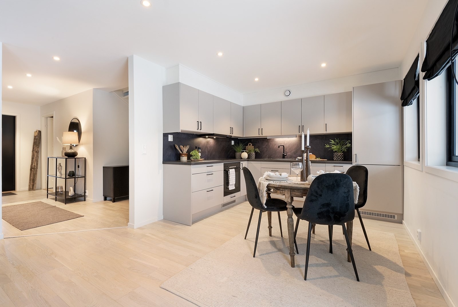 Meget smakfullt kjøkken med plass til spisebord. Galleribilde