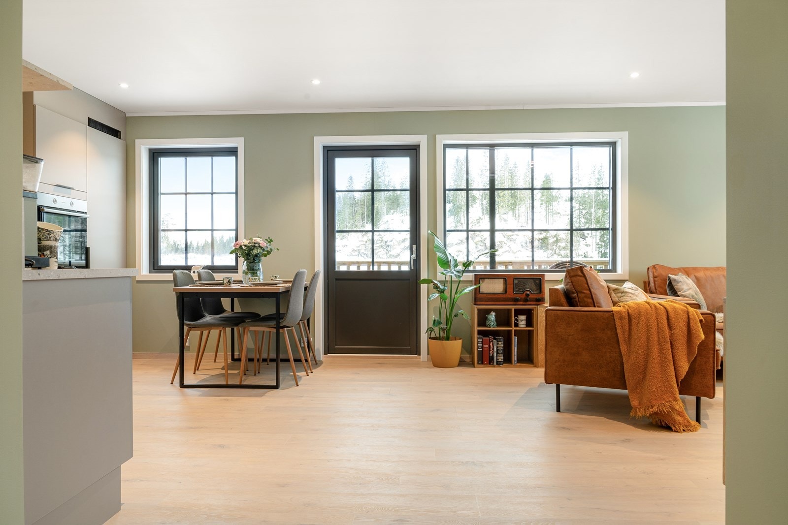 Stuen med de gode vindusflatene skaper et luftig og hyggelig samlingspunkt hvor du og besøkende kan nyte både avslappende og sosiale stunder. Galleribilde