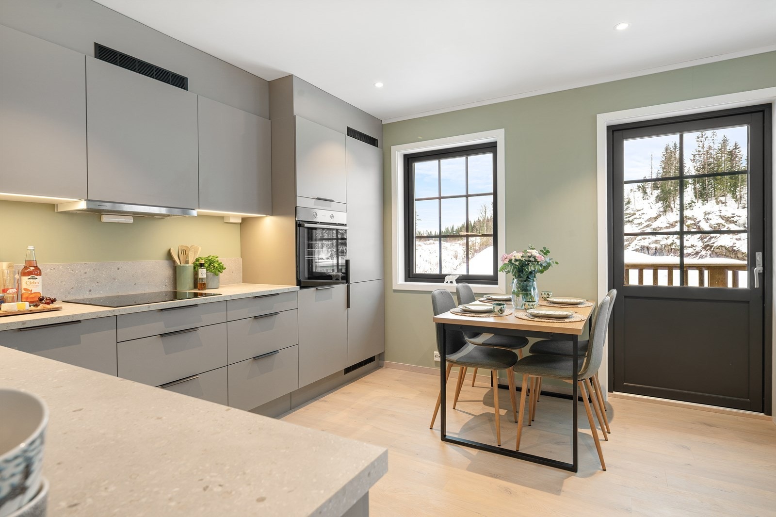 Utgang til solrik balkong. Galleribilde