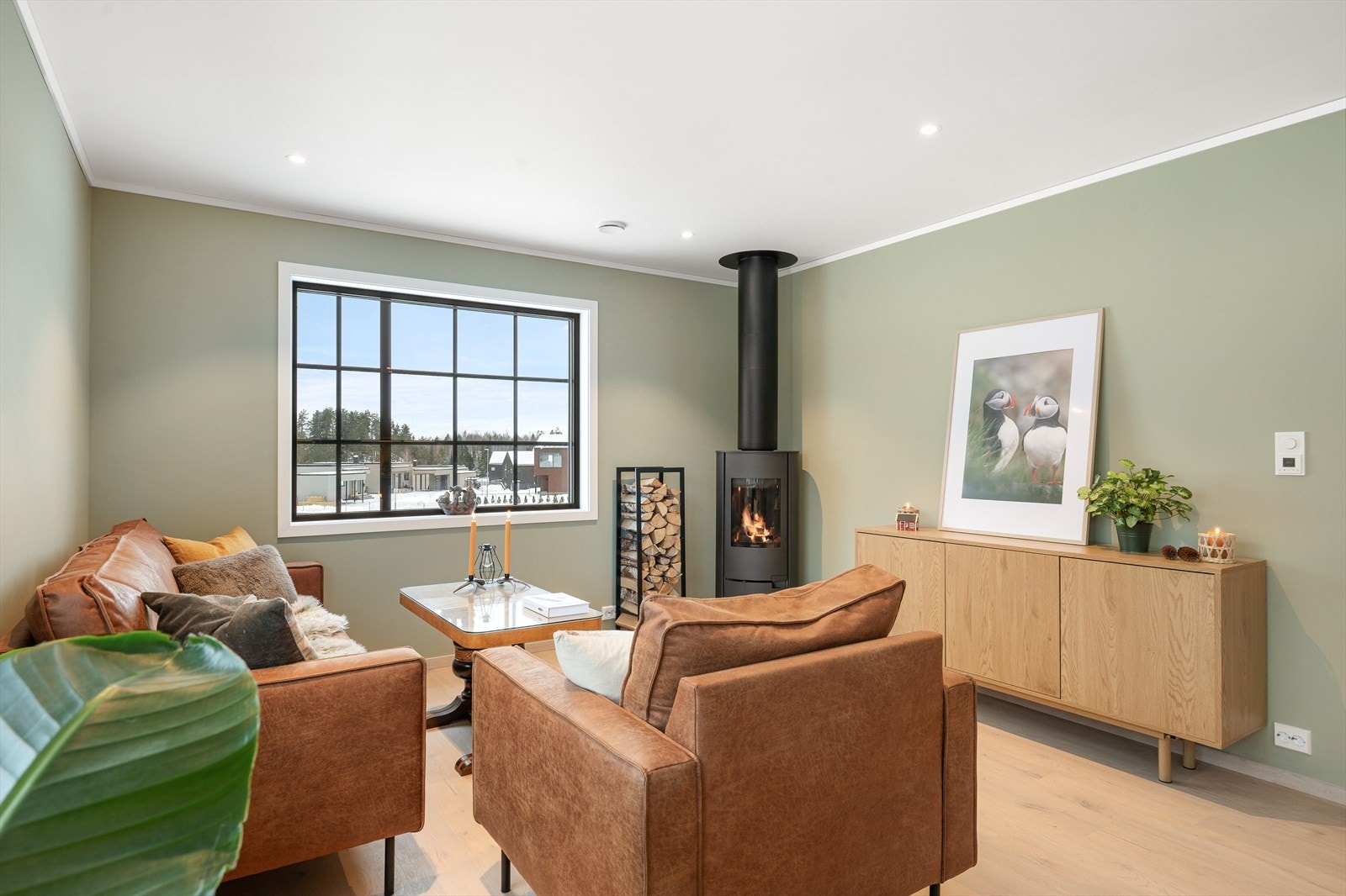 Tidsriktige materialvalg, flotte oppholdsrom og en lettstelt planløsning, fordelt over ett plan. Galleribilde