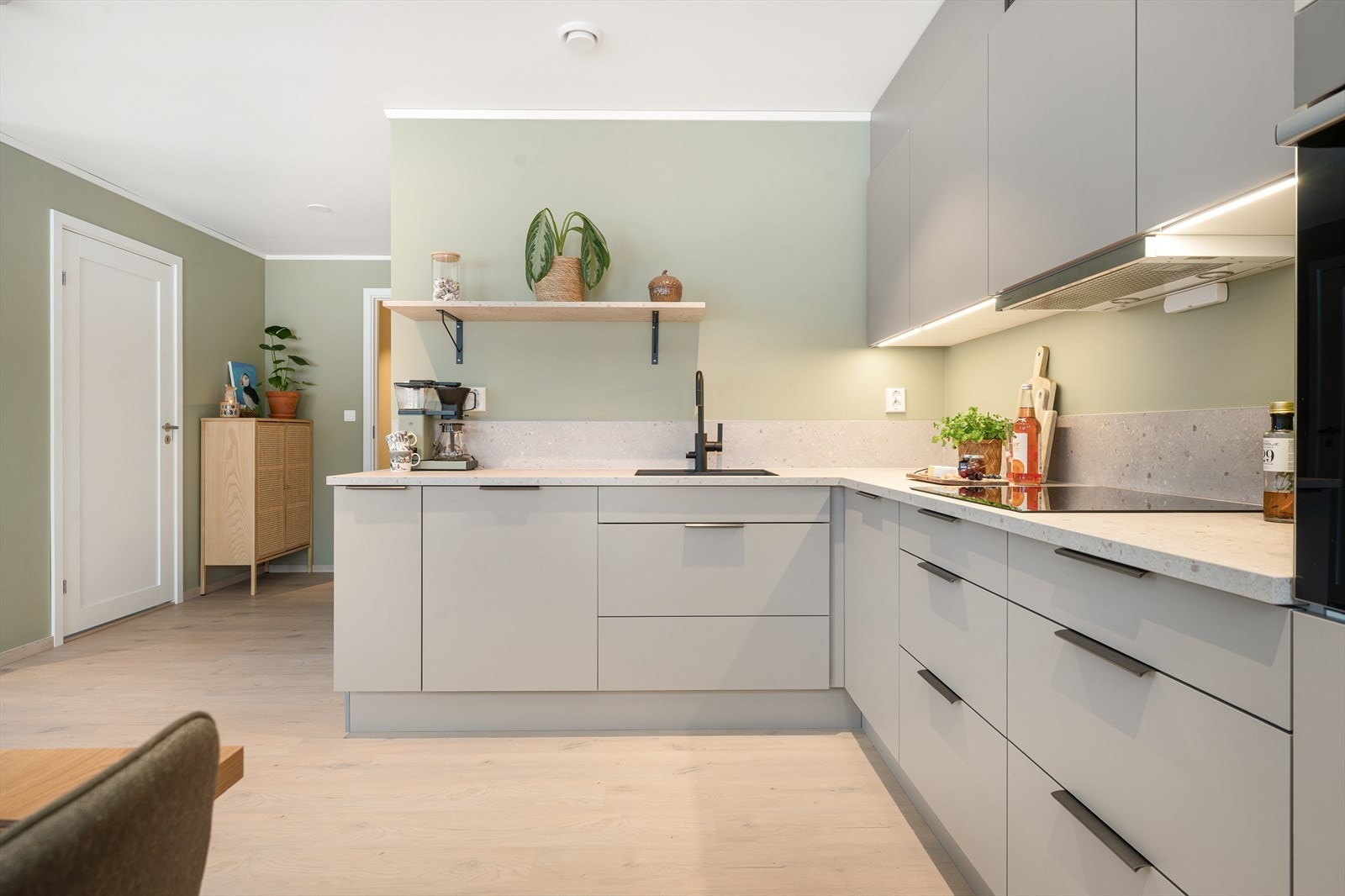 Innredningen har integrerte hvitevarer, herunder kjøl/frys, oppvaskmaskin, stekeovn og induksjonstopp, samt mekanisk avtrekk fra ventilator. Galleribilde