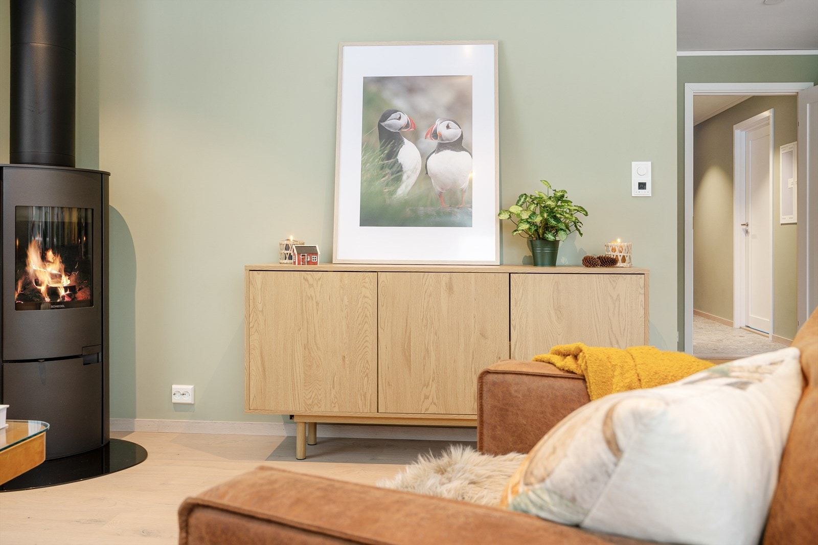 Peisovn i stue med pipeløp fra byggeår. Galleribilde