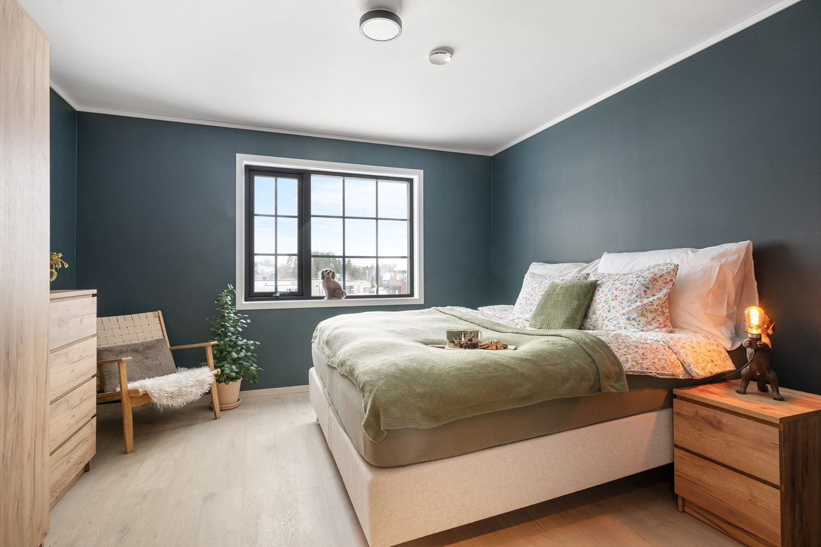 Hovedsoverommet fremstår som et innbydende privatrom med plass til både dobbeltseng og garderobeskap. Galleribilde