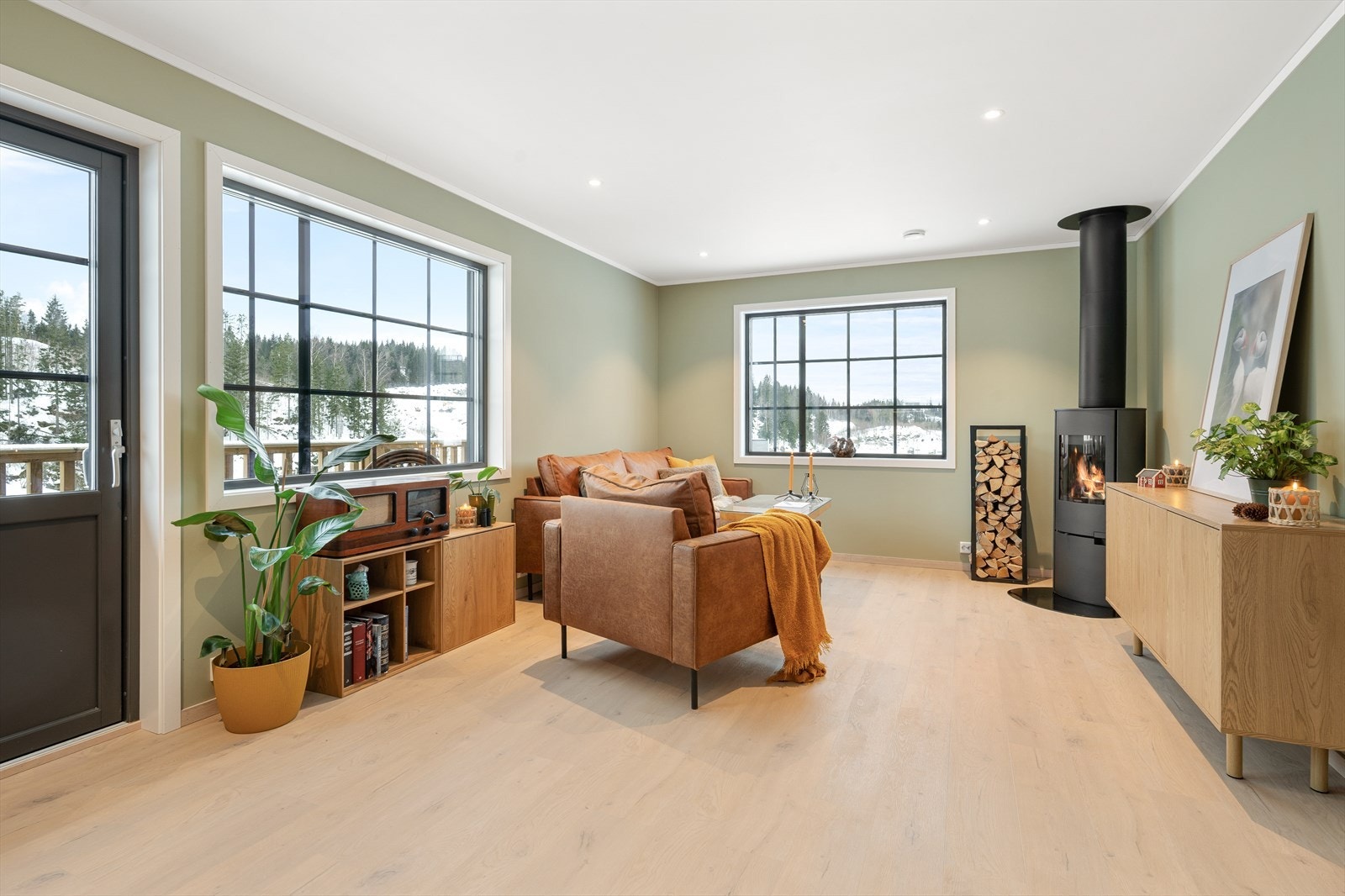 Fra stue/kjøkken er det direkte utgang til herlig balkong på ca. 8 m² - en perfekt forlengelse av oppholdsrommet i sommerhalvåret. Galleribilde