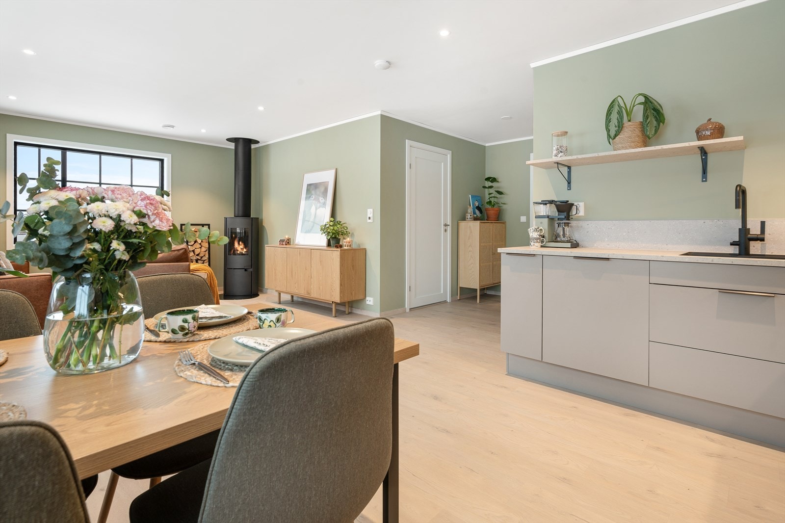 Kjøkken mot stue. Galleribilde