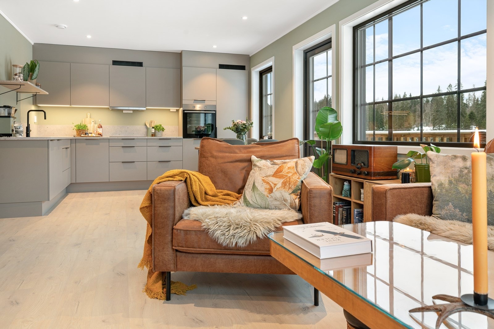 Boligens kjøkken ligger i åpen og sosial løsning til stuen. Galleribilde