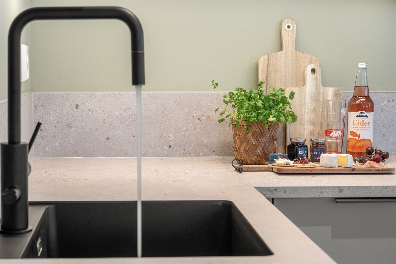 Oppgradert blandebatteri med uttrekkbar tut for ett mer moderne uttrykk. Galleribilde