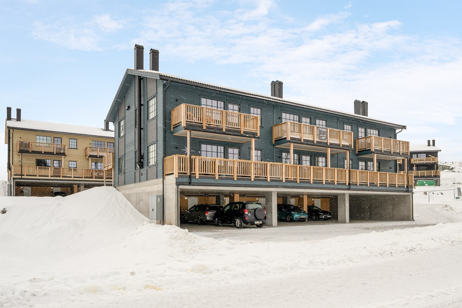 Høgåsveien 54 ligger i et veletablert og ettertraktet boligområde øverst på Flateby, et tettsted som kombinerer rolig småbyfølelse med nærhet til både natur og viktige servicetilbud. Galleribilde