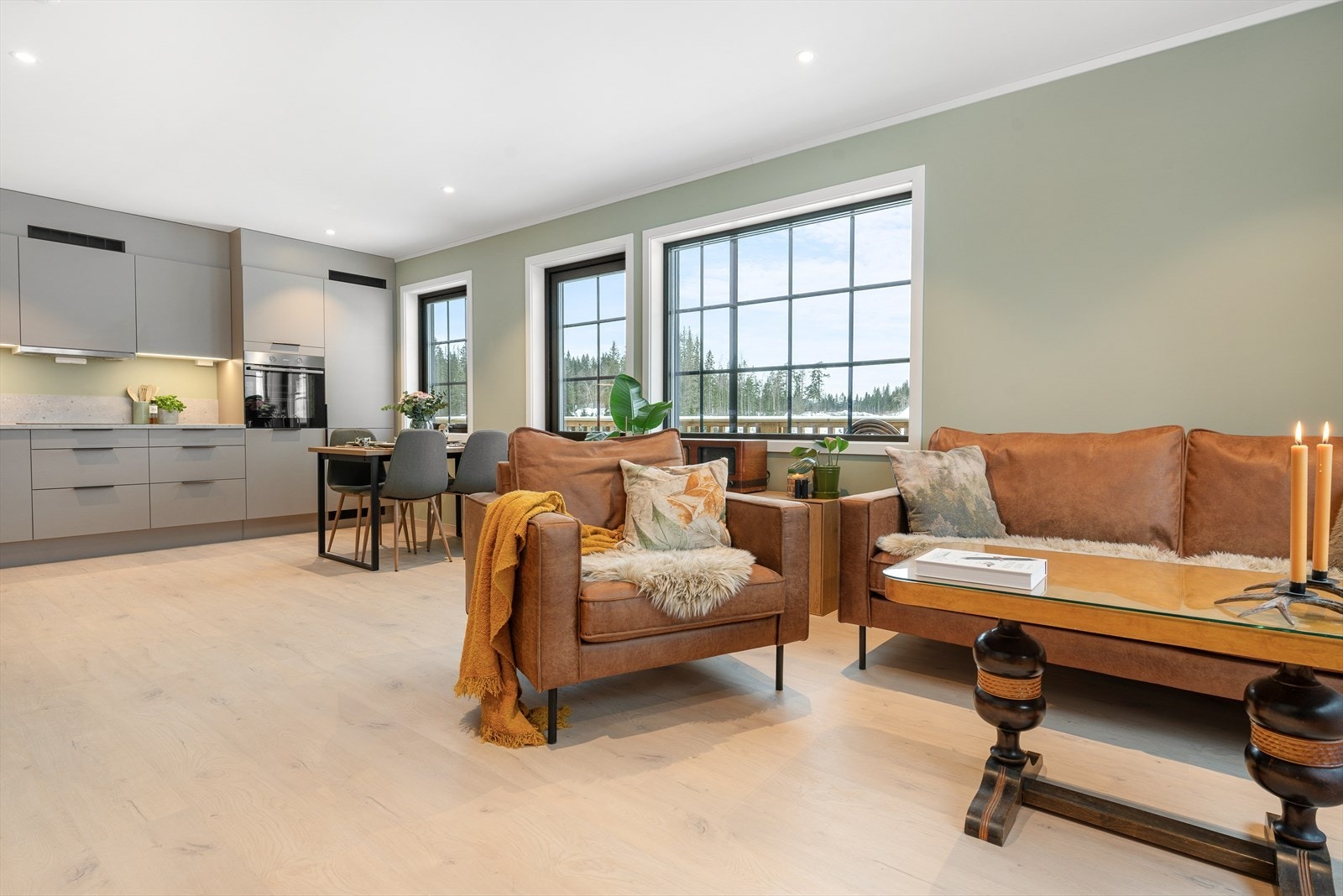 Velkommen til Høgåsveien 54 - en ny, moderne 4-roms endeleilighet fra 2025 med marka som nærmeste nabo! Galleribilde