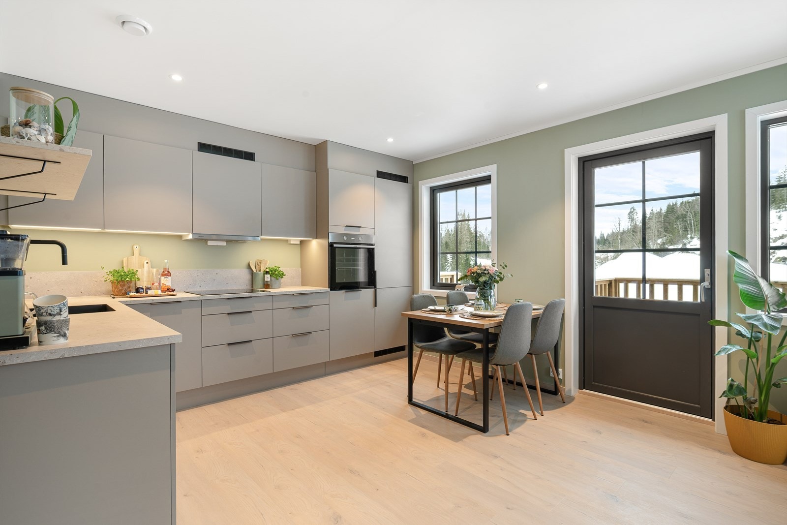 Det er gjort flere tilvalg ved kjøp som bl.a. kjøkken og annet gulv. Galleribilde