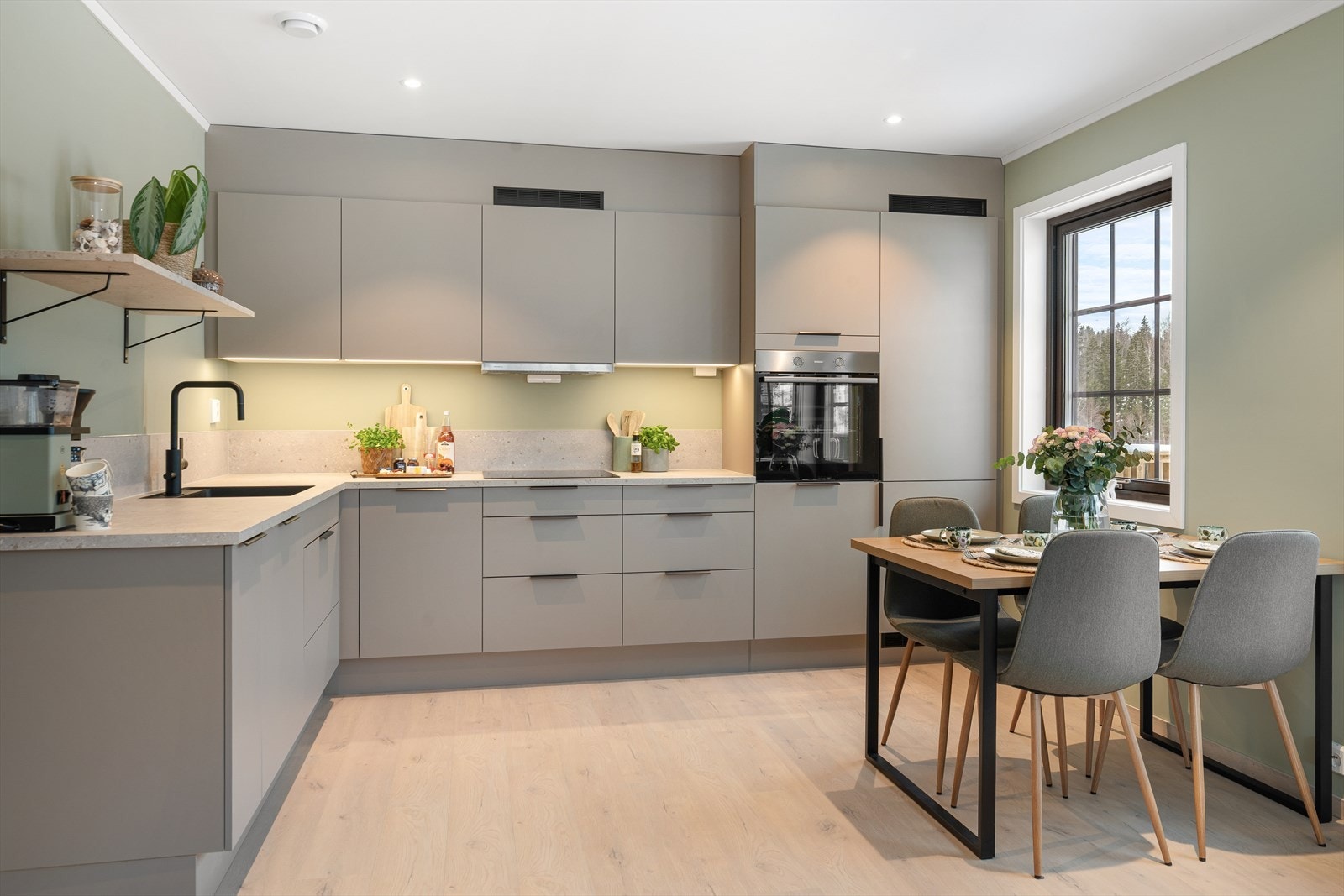 Vinkelformet utførelse gir god arbeidsflyt i rommet. Galleribilde