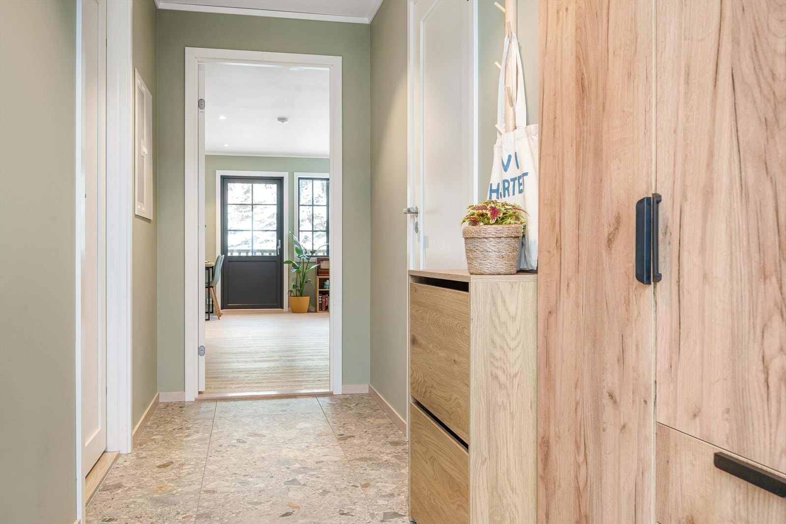 Høgåsveien 54 er en 4-roms eierleilighet, beliggende i 2. etasje av seksmannsbolig fra 2025. Boligen er kun bebodd noen måneder og fremstår som ny med svært god standard. Galleribilde