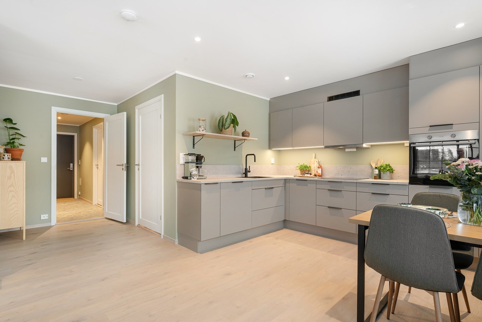 God tilgang til boligens bad som har tilgang via første dør i bildet. Galleribilde