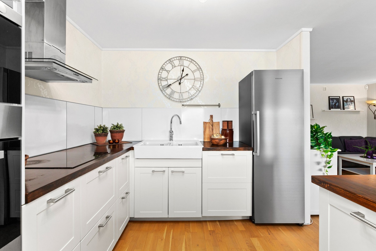 Kjøkkenet fremstår praktisk og brukervennlig, med gode oppbevaringsløsninger og arbeidsflater. Galleribilde