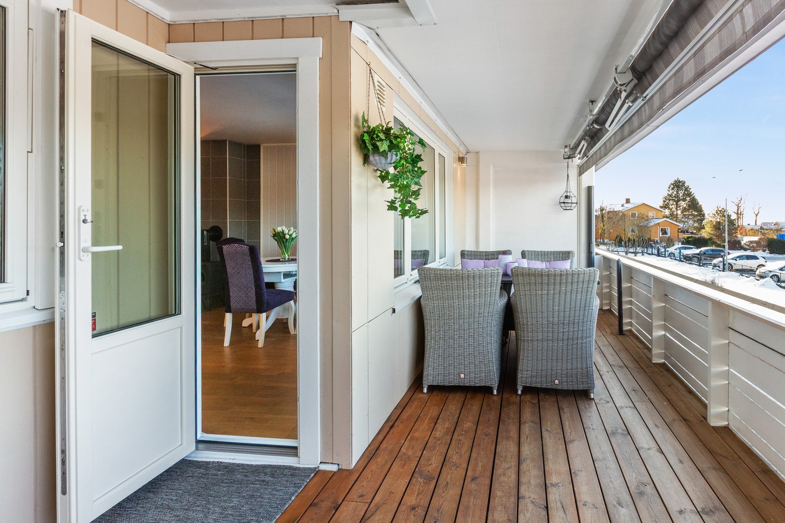 Balkongen vender mot vest og blir et naturlig oppholdssted på fine dager, med ettermiddags- og kveldssol. Galleribilde