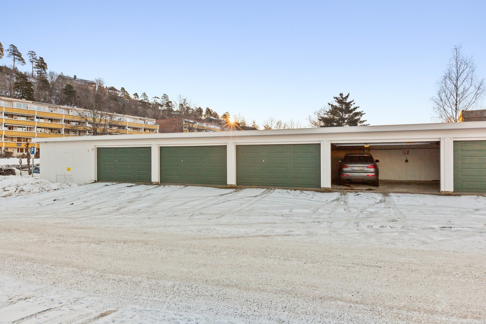 Hjemmelshaver eier i tillegg garasjeplass nr. 8 i Refsnes garasjelag II SA, med org.nr. 984 462 158, som kan kjøpes utenom. Ta kontakt med megler for detaljer. Galleribilde