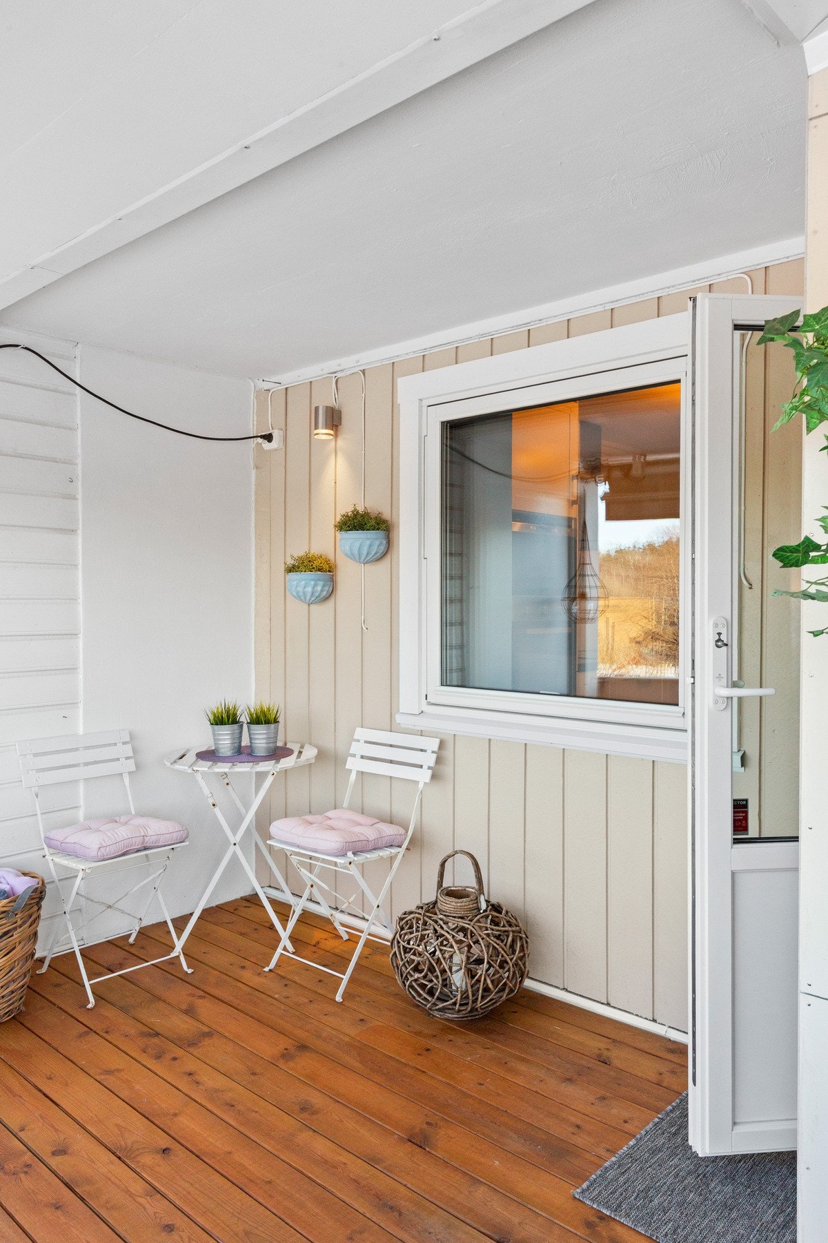 Fra stuen er det utgang til en balkong på ca. 16 kvm. Galleribilde