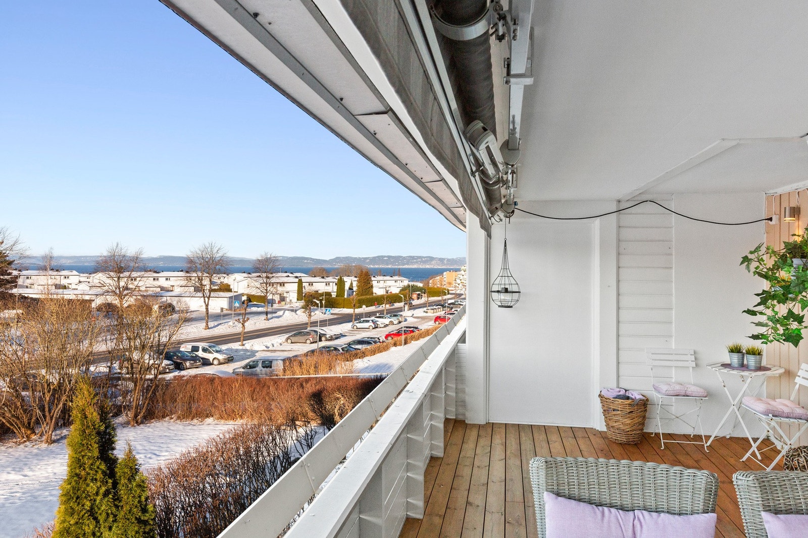 Utsynet strekker seg over nærområdet og videre mot fjorden, og med heldekkende markise kan du regulere sol og innsyn etter behov. Galleribilde