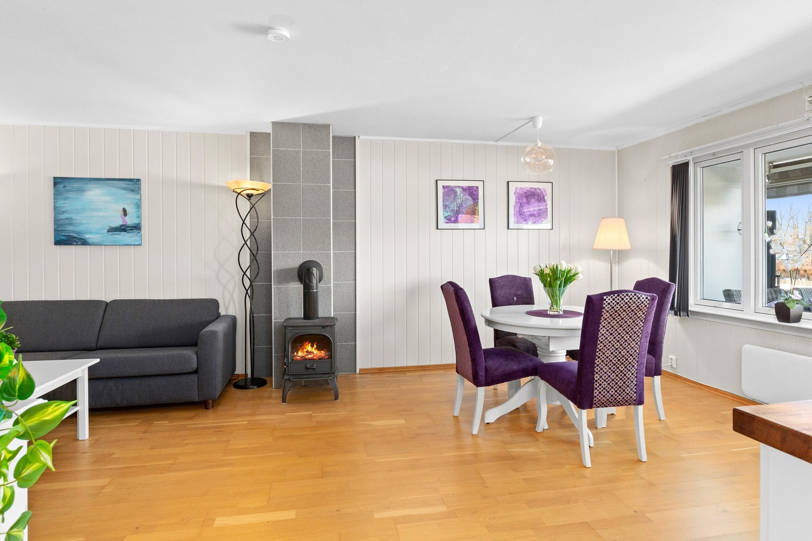 Vedovnen i stuen gir lun varme og blir et naturlig midtpunkt i rommet gjennom vinterhalvåret. Galleribilde