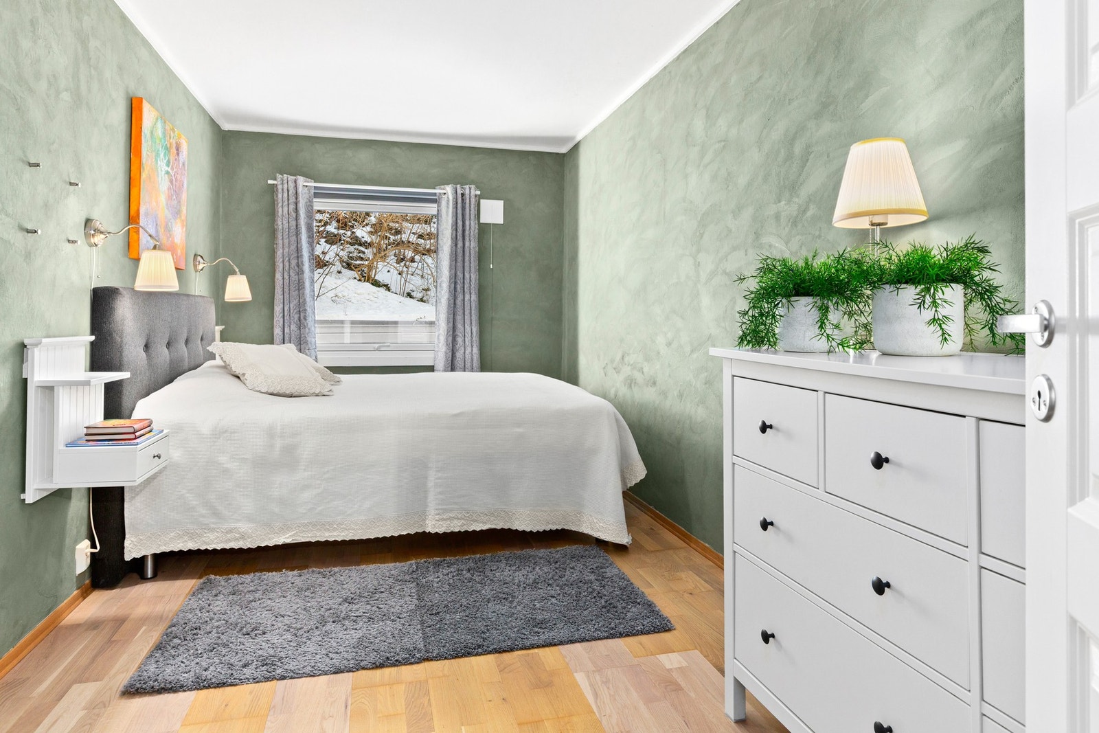 Soverommene er samlet i en egen del av leiligheten og ligger adskilt fra oppholdsrommene. Galleribilde