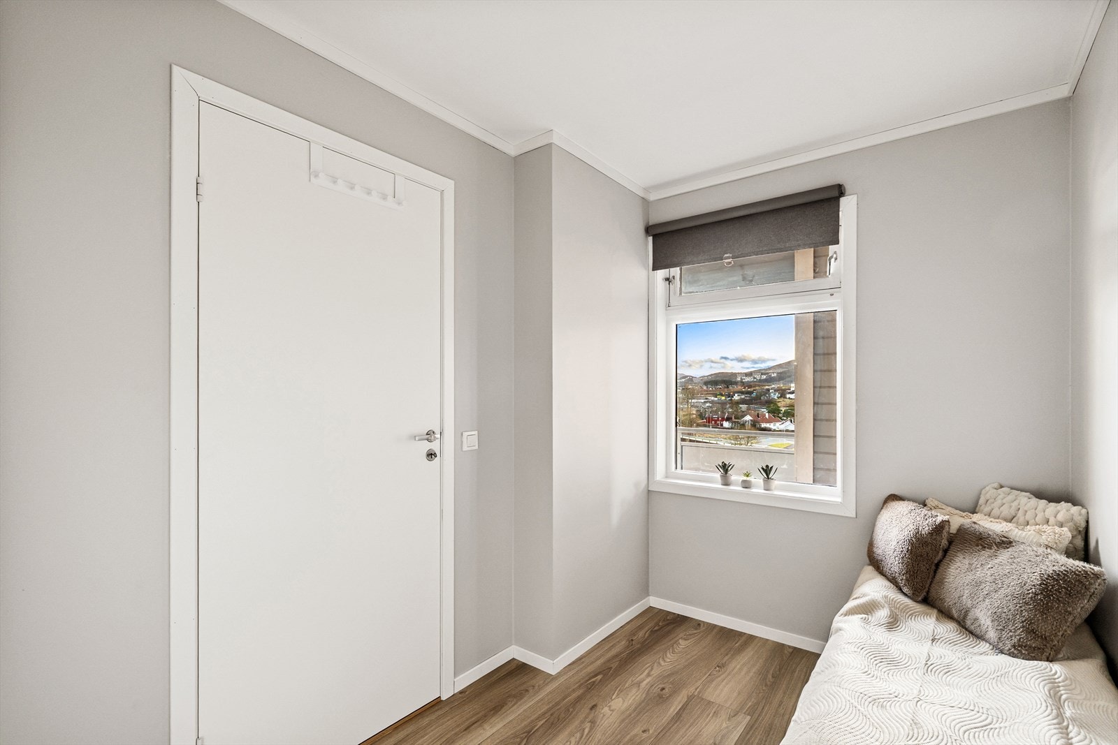 Ett av av to soverom på hovedplan. Flere soverom oppe. Galleribilde