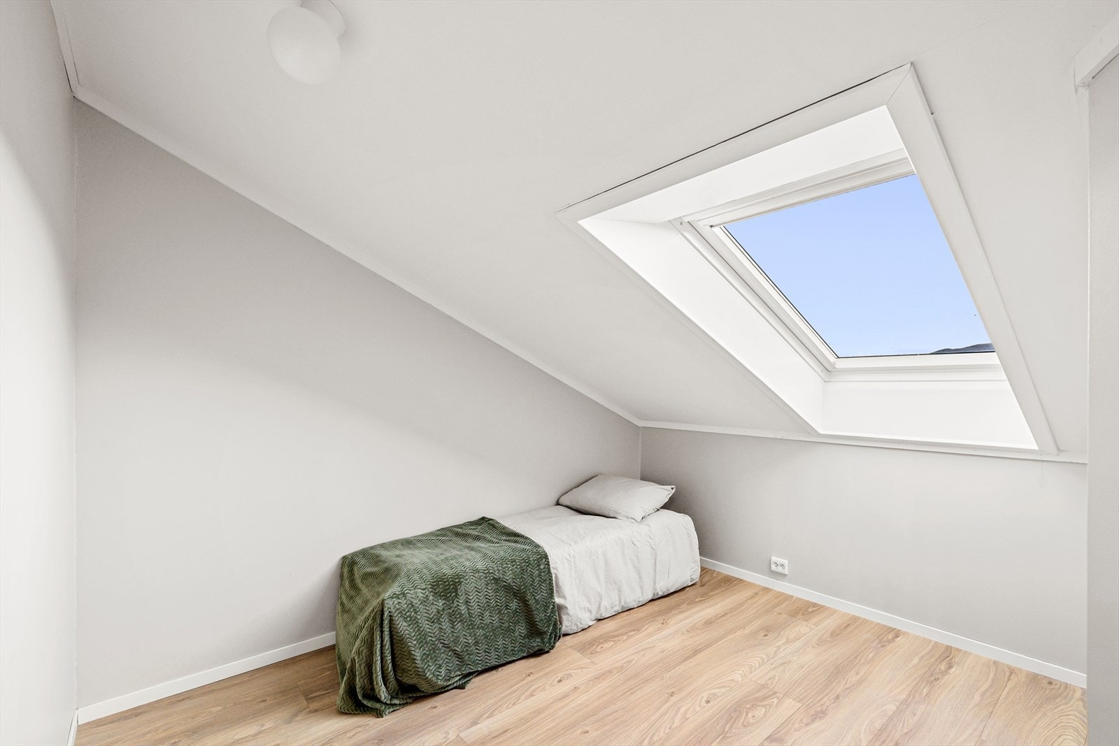 Ett kontor/gjesterom oppe er byggemeldt som bod. Romslig og god plass til både kommoder og lagring, evt pult i tillegg til seng. Galleribilde