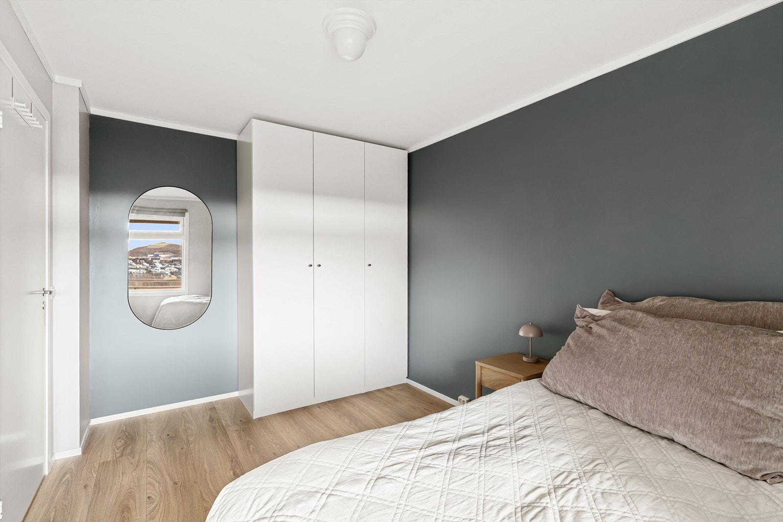 1 av 3(4) soverom. Meget romslig og med plass til enten flere skap eller en pult. Galleribilde