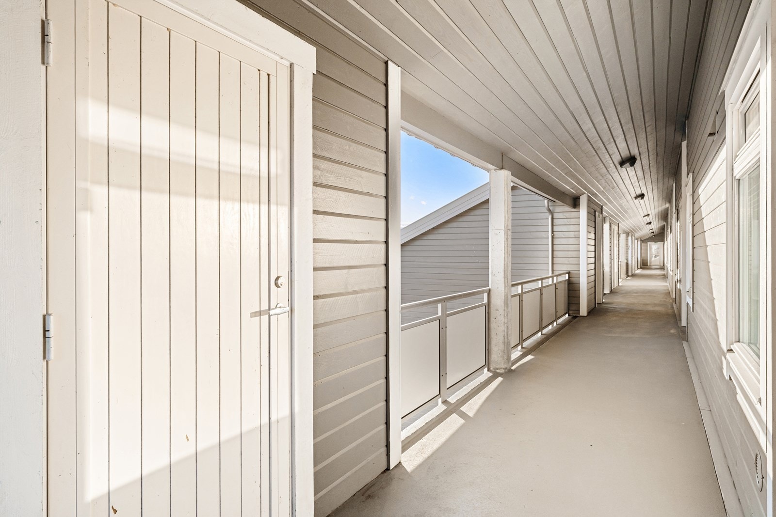 Bod like ute i svalgang gjør det enkelt med ekstra lagring. Galleribilde