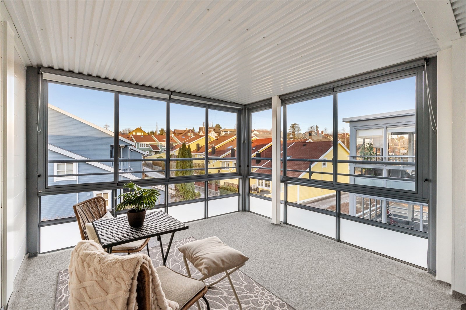 Svær hagestue som kan åpnes opp på fine dager, og om du har ovn - brukes året rundt. Rikelig med plass til besøk. Ettermiddag - og kveldssol. Galleribilde