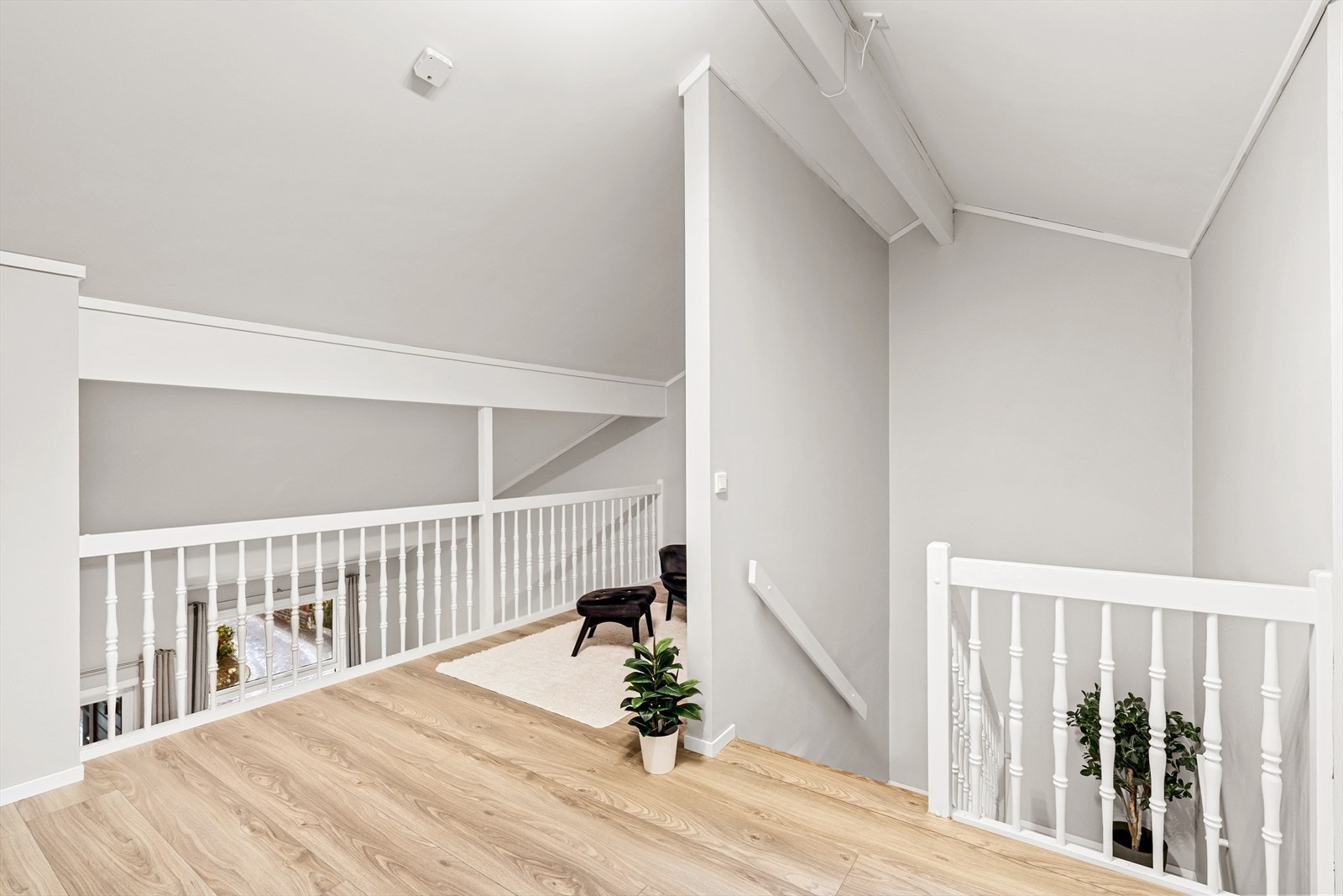 Stuen oppe med mulighet for gaming/hjemmekontor eller en liten tv-stue. Pr. i dag åpen galleriløsning, men med mulighet for å lukke igjen. Galleribilde