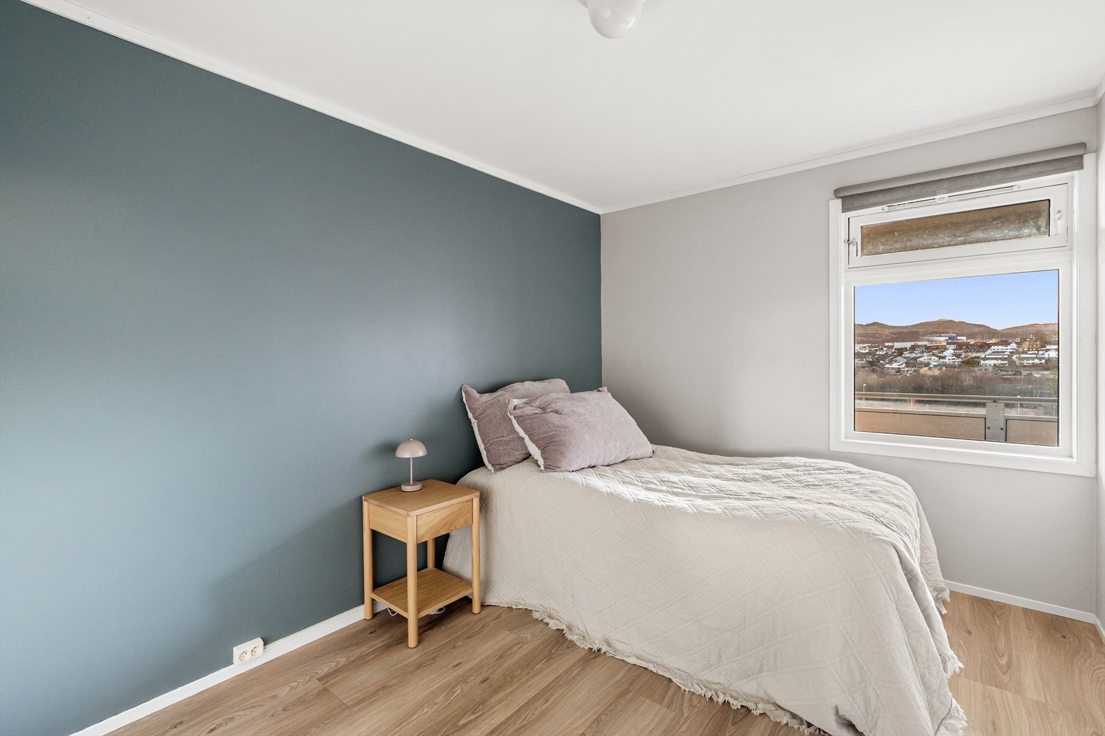 Fungerer som kombinasjonsrom med både seng og pult om ønskelig. 1 av 3(4) soverom. Galleribilde