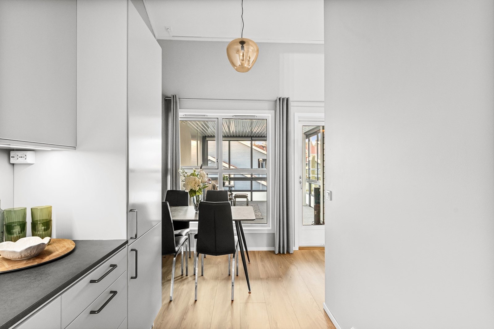 Skjermet fra stuen, men likevel åpent. Svært god løsning ifht spisebord og ut i hagestuen med mat på fine dager. Galleribilde