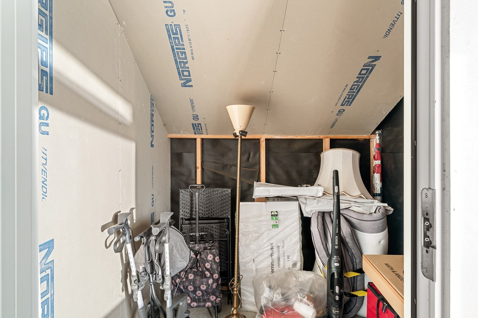 Bod like ute i svalgang gjør det enkelt med ekstra lagring. Galleribilde