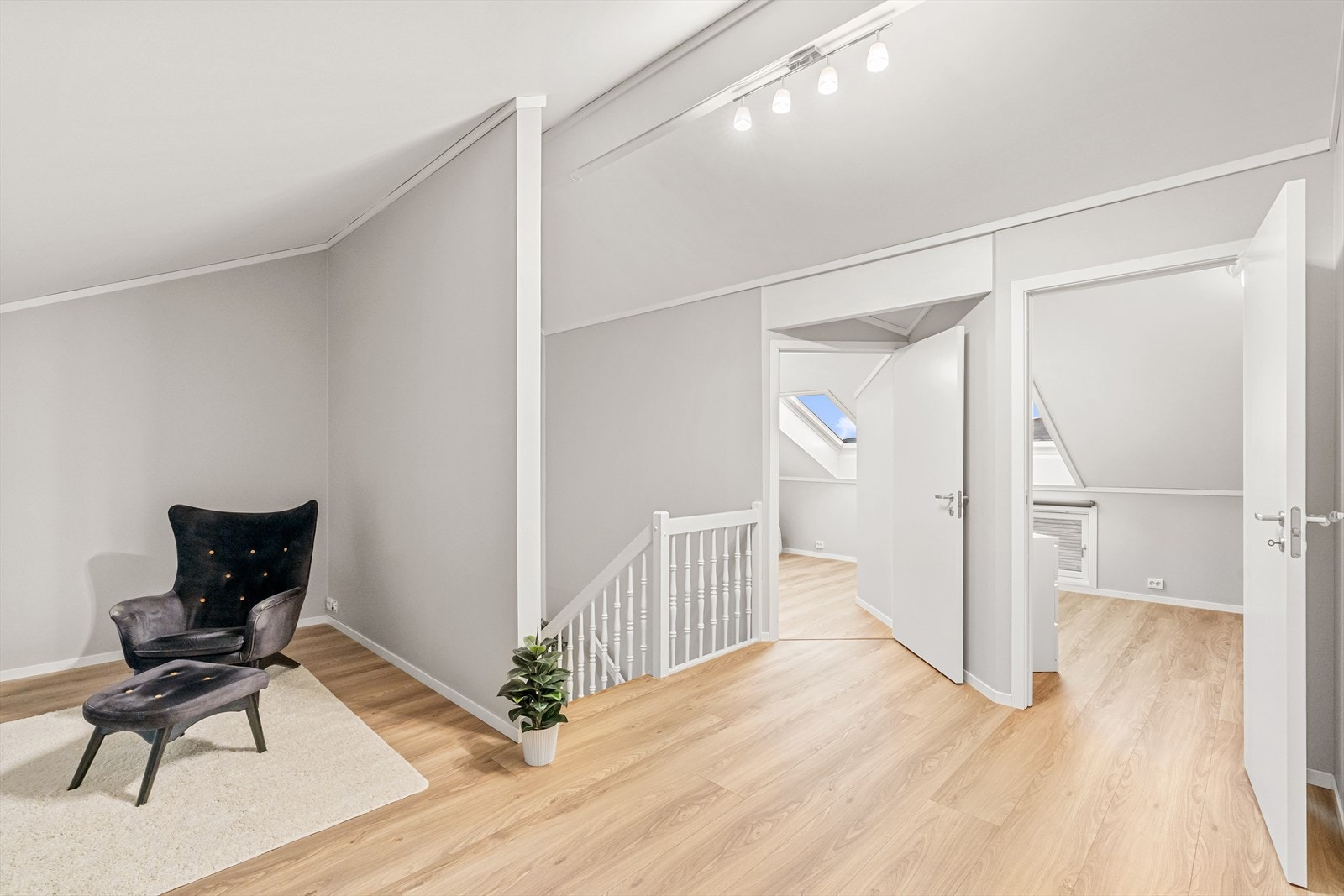 Stuen oppe med mulighet for gaming/hjemmekontor eller en liten tv-stue. Pr. i dag åpen galleriløsning, men med mulighet for å lukke igjen. Galleribilde