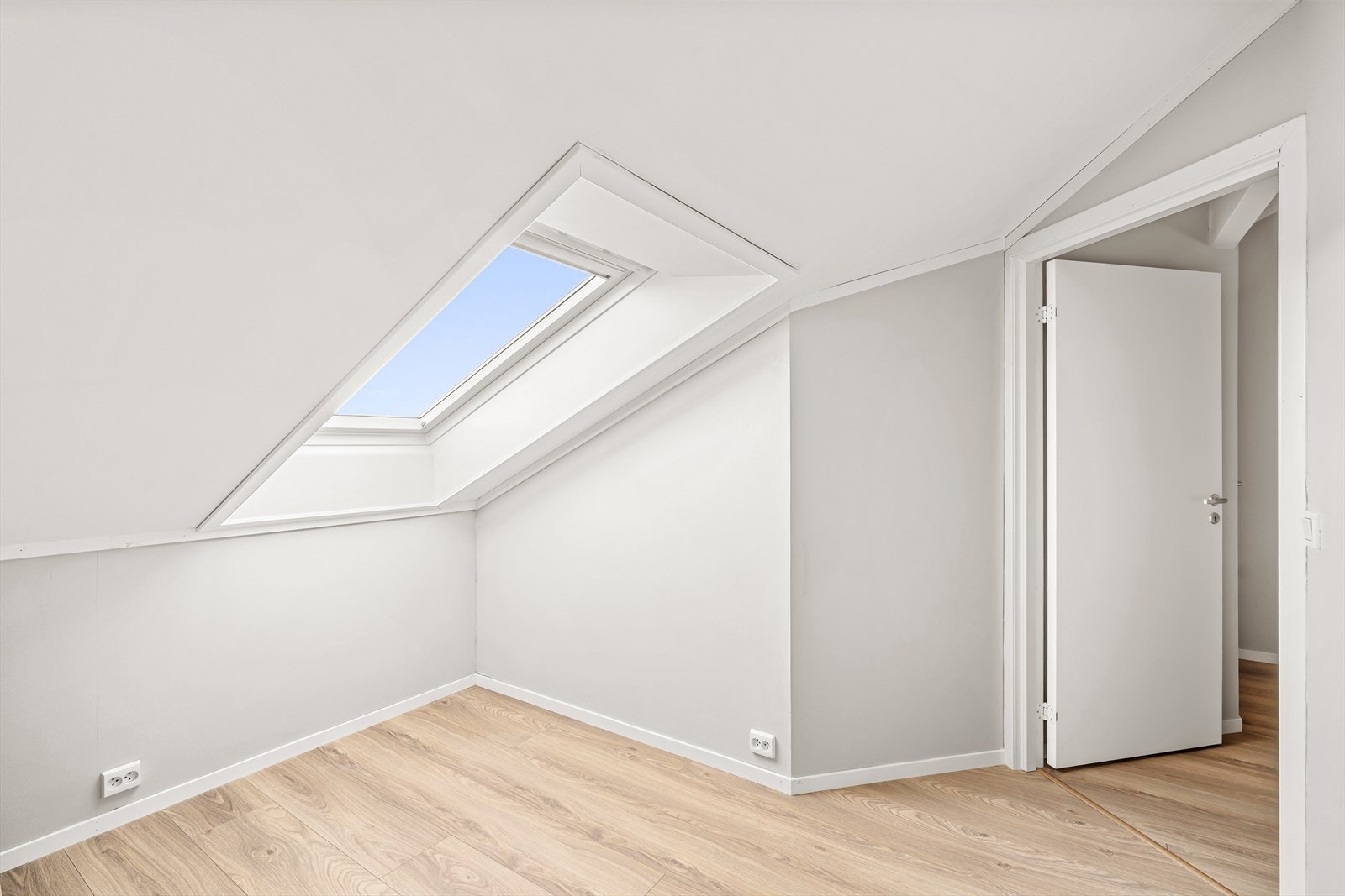 Ett kontor/gjesterom oppe er byggemeldt som bod. Romslig og god plass til både kommoder og lagring, evt pult i tillegg til seng. Galleribilde