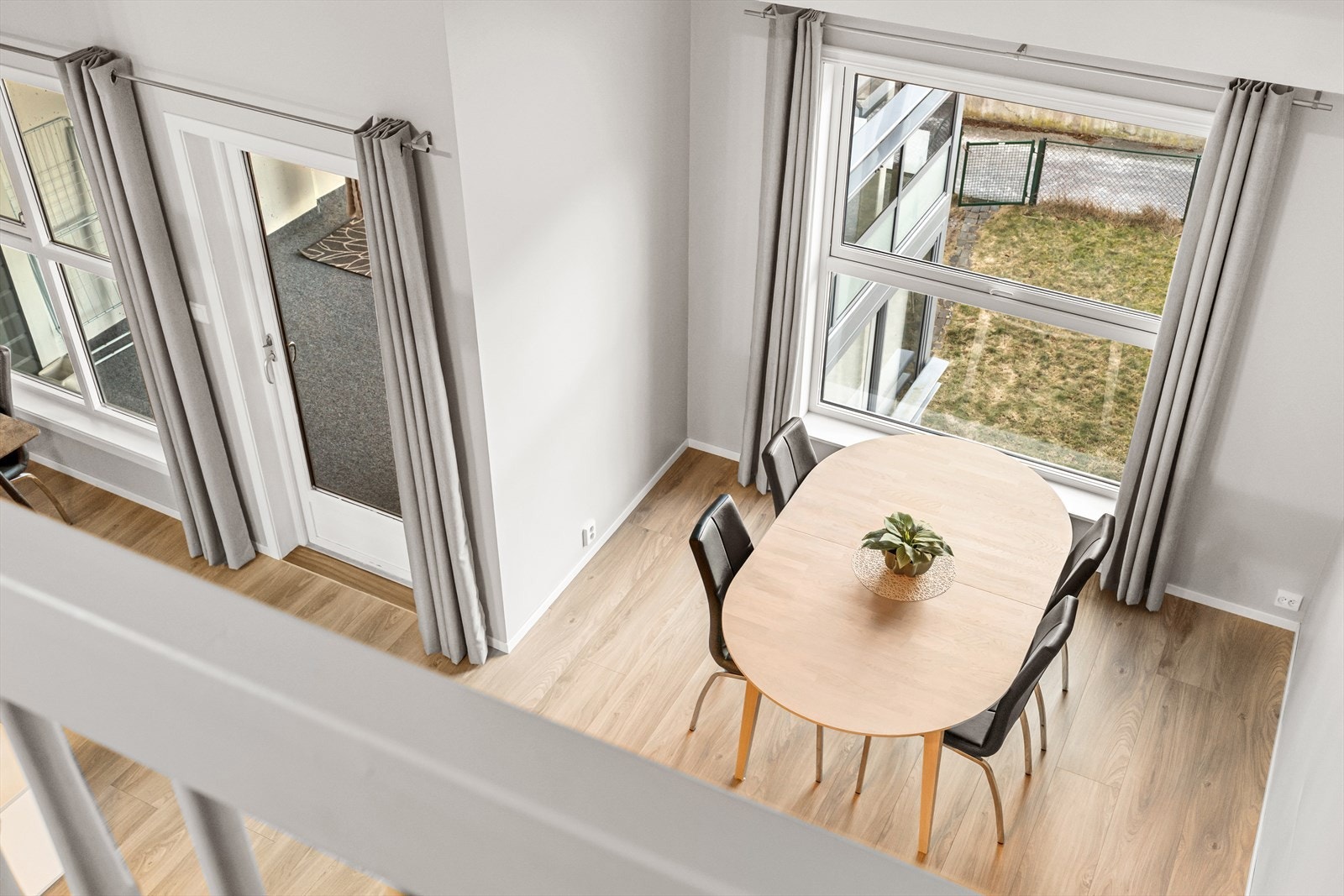 Stuen oppe med mulighet for gaming/hjemmekontor eller en liten tv-stue. Pr. i dag åpen galleriløsning, men med mulighet for å lukke igjen. Galleribilde