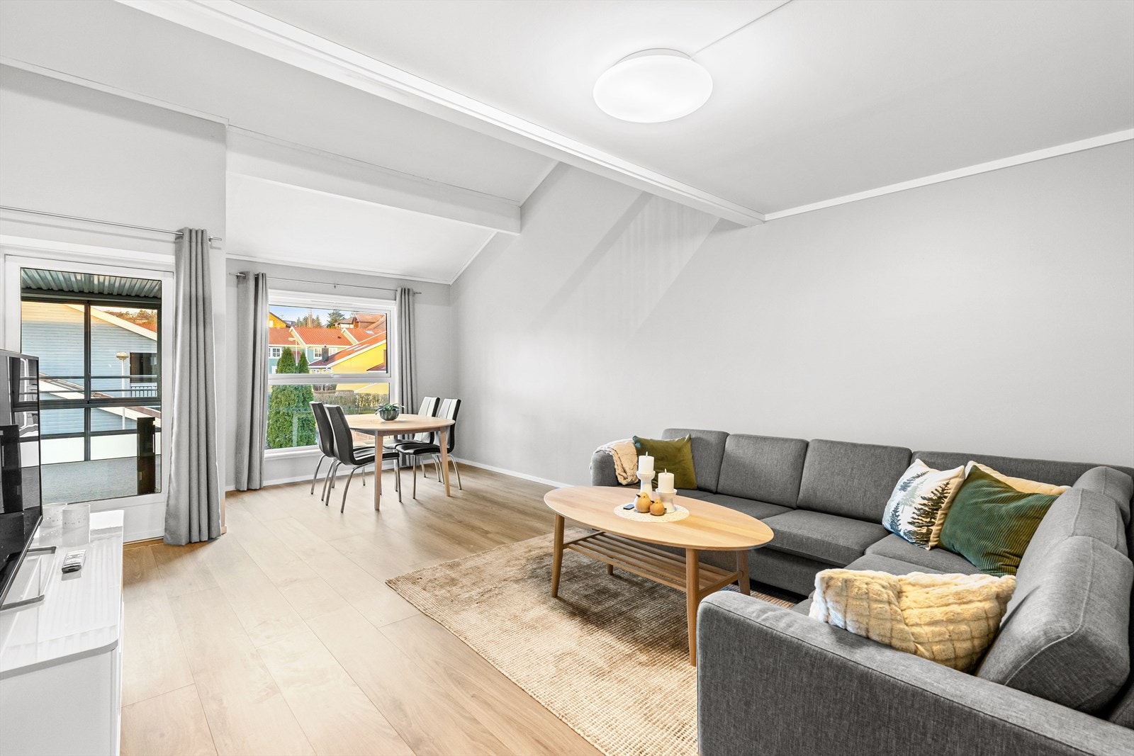 Stor og luftig stue med ekstra takhøyde opp mot stue nr. 2 i 5. etg. Rikelig med plass til stor dagligstue, godstoler og spisestue som kan trekkes ut ved besøk. Galleribilde