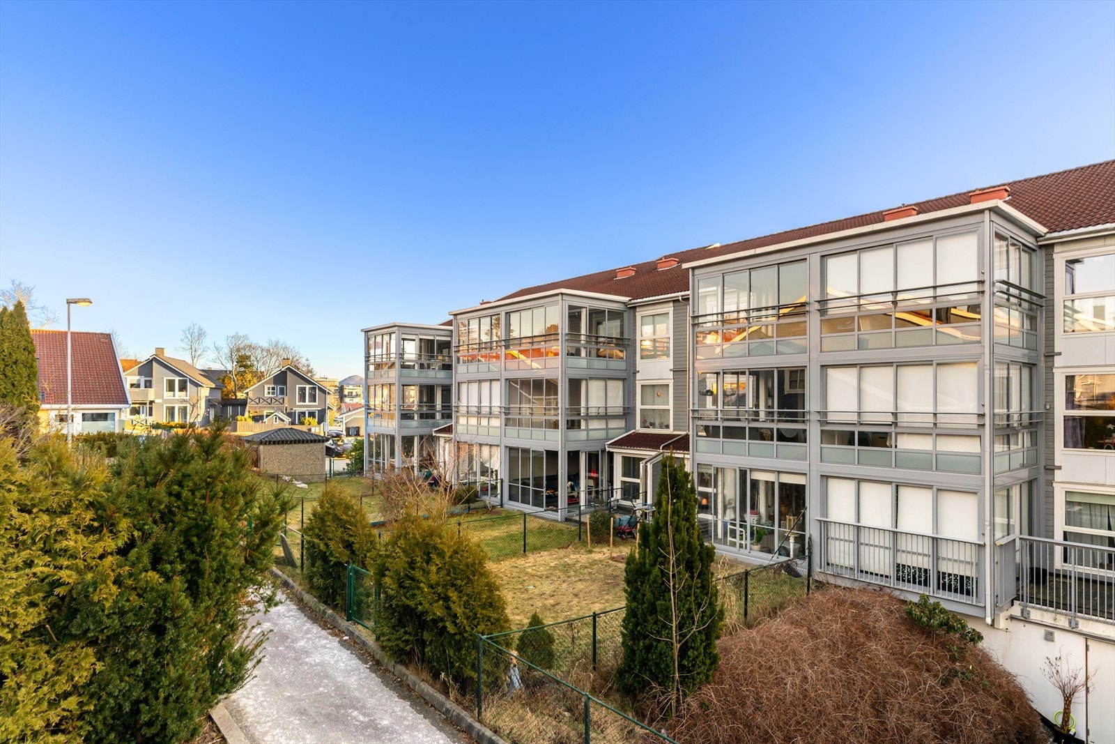 Dan Chruickshank presenterer: Toppleil. over to plan m/stor, solrik hagestue. 2 stuer/3(4)soverom. Garasje. Gange til Sandvedparken. Lave kjøpsomkostninger. Galleribilde