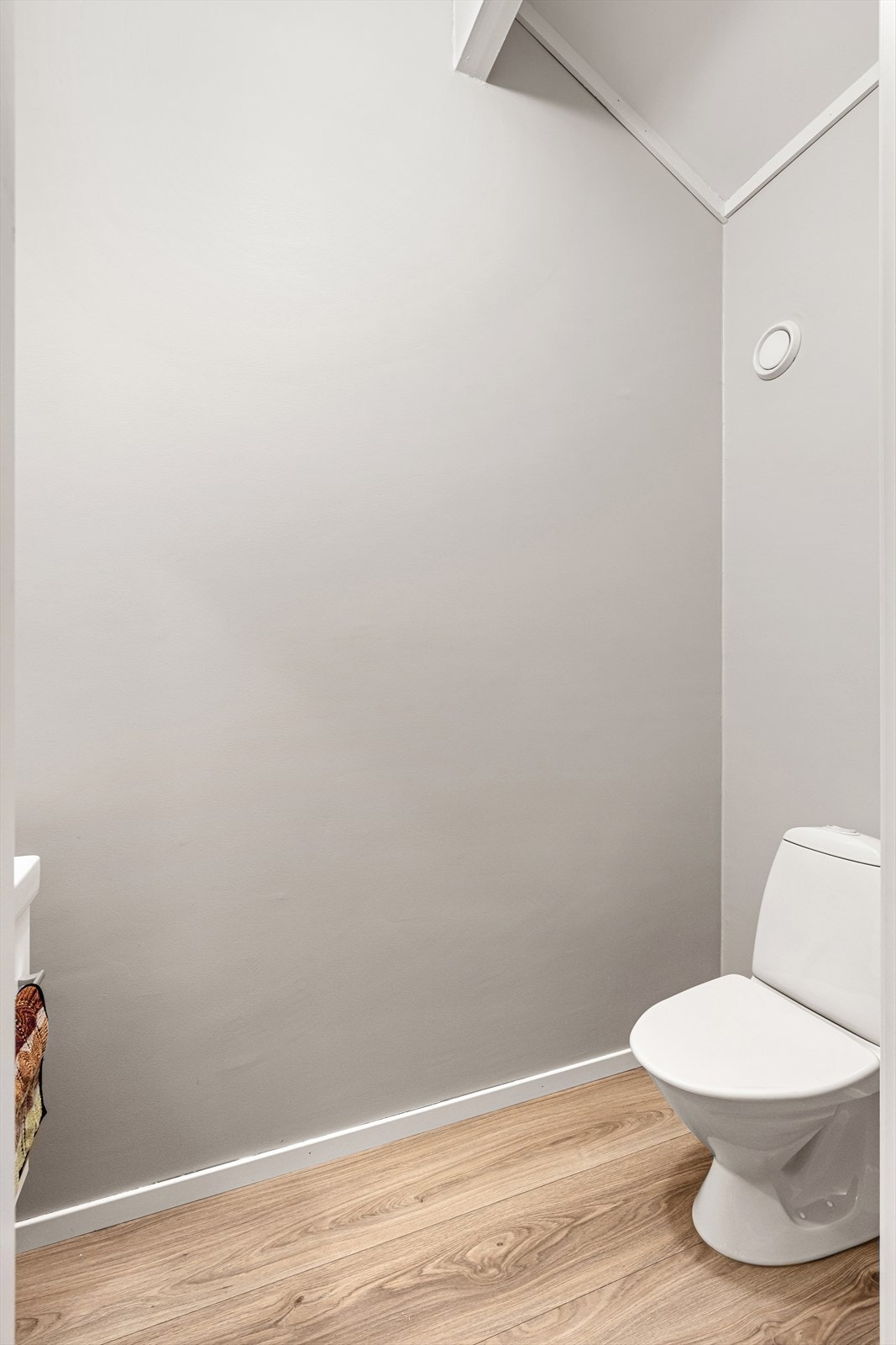 Toalettrom oppe gjør det praktisk med flere beboere og evt om noen har besøk oppe, uten å forstyrre de nede. Galleribilde