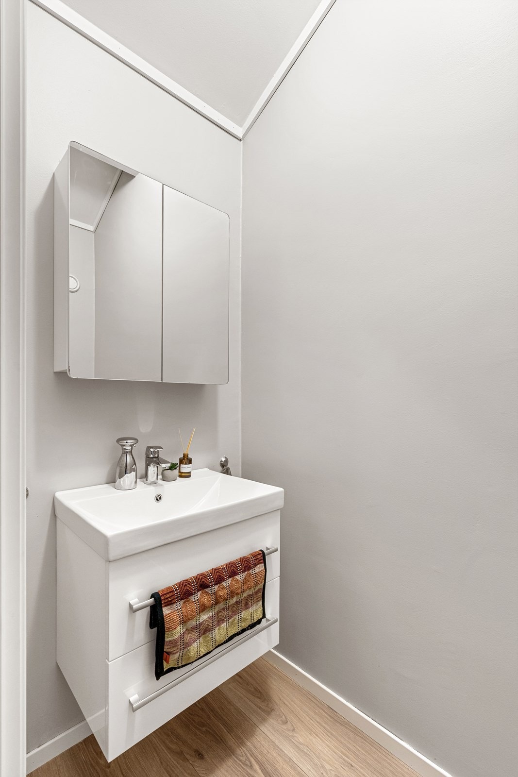 Speilskap og servant gir lagring for det som trengs til morgen- og kveldsstell. Toalettrom oppe gjør det praktisk med flere beboere og evt om noen har besøk oppe, uten å forstyrre de nede. Galleribilde