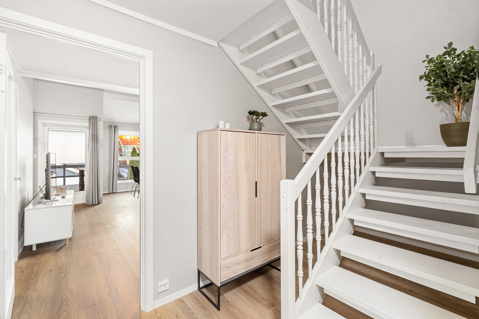 Gangen med plass til kommoder, skap og lagring. Opp til bonusetasjen med stue, 2 soverom og toalettrom. Galleribilde